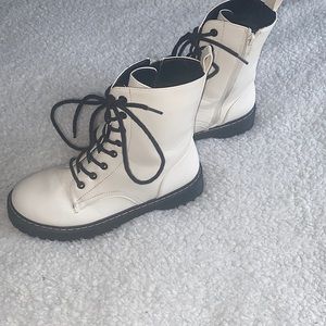 FOREVER 21 white and black boots Size 7.5